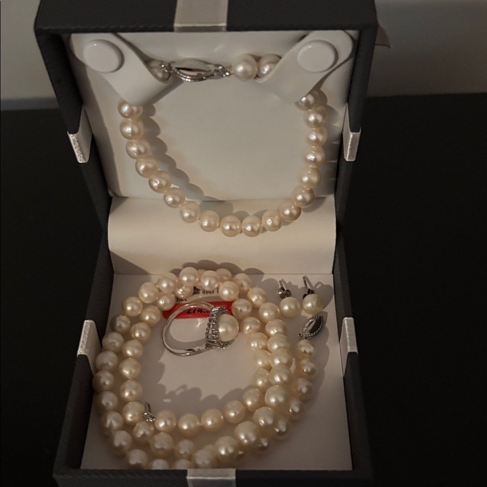 Elegant Pearl Jewelry Set